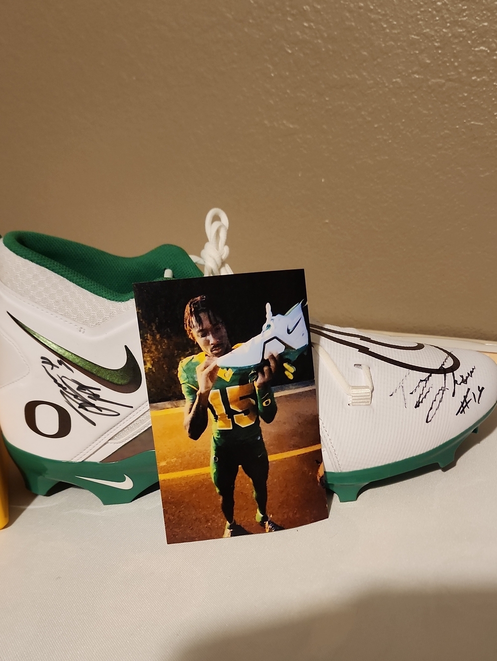 Autographed Tez Johnson Oregon Ducks Nike Cleats w/ Photo Proof COA